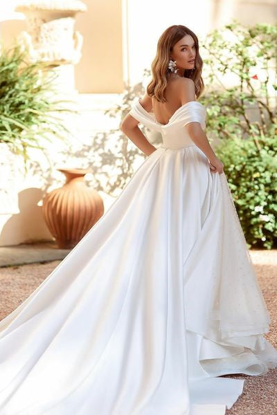 Weißes schulterfreies Brautkleid in A-Linie mit Pailletten und Rüschen
