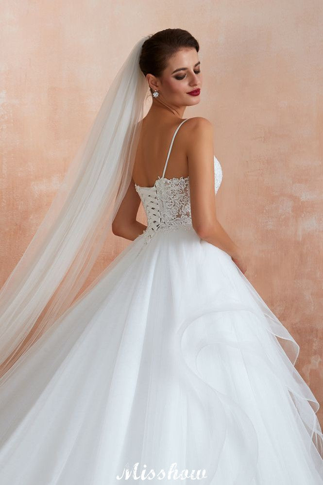 Vestido de novia blanco con cola de capilla, tirantes finos, transparente y con cordones, a la venta.