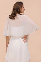Vestido Branco de Dama de Honra Comprimento ao Joelho com Duas Camadas para Convidada de Casamento e Estolas