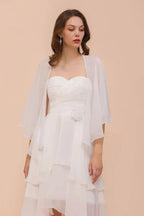 Vestido Branco de Dama de Honra Comprimento ao Joelho com Duas Camadas para Convidada de Casamento e Estolas