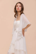 Vestido Branco de Dama de Honra Comprimento ao Joelho com Duas Camadas para Convidada de Casamento e Estolas