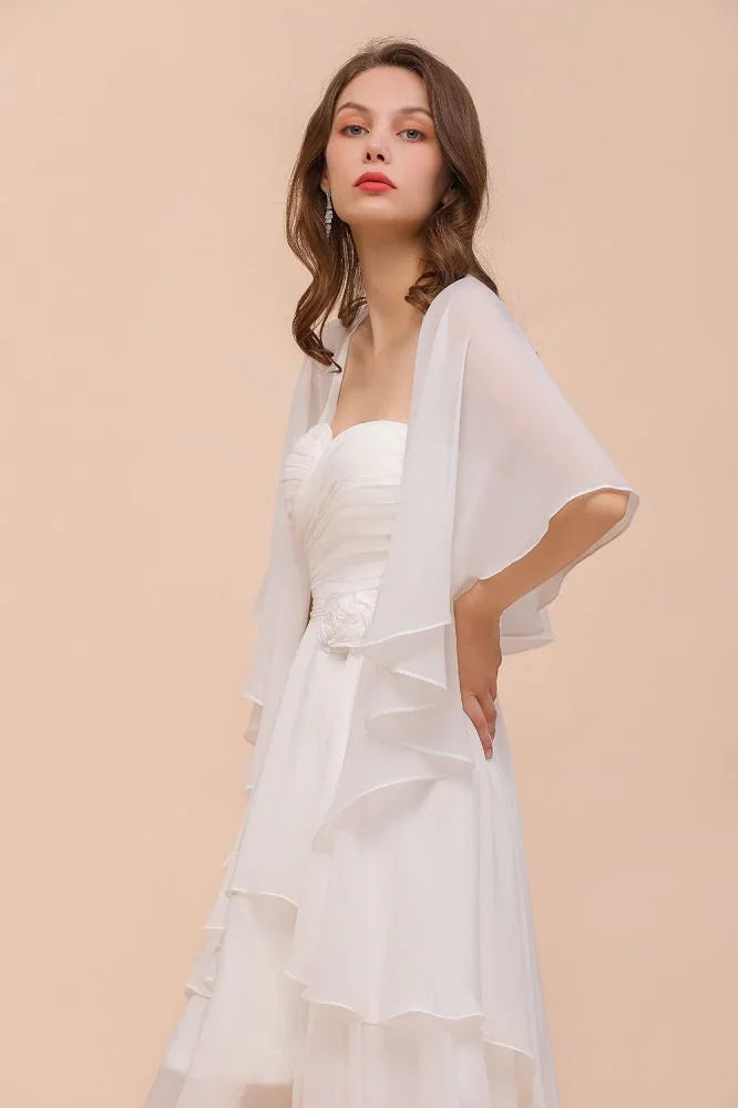 Vestido Branco de Dama de Honra Comprimento ao Joelho com Duas Camadas para Convidada de Casamento e Estolas