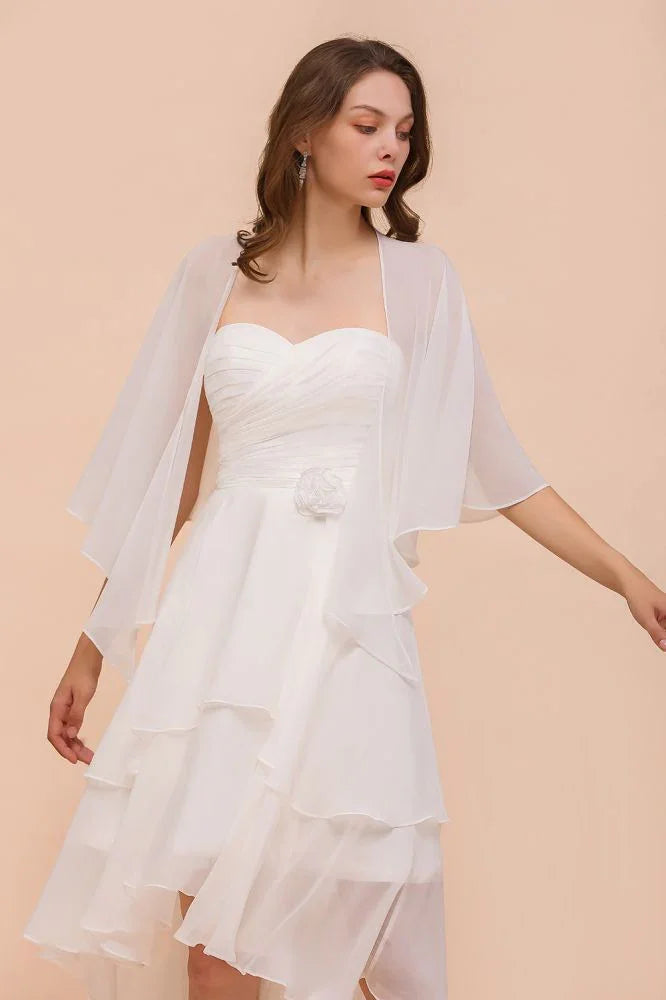 Vestido Branco de Dama de Honra Comprimento ao Joelho com Duas Camadas para Convidada de Casamento e Estolas