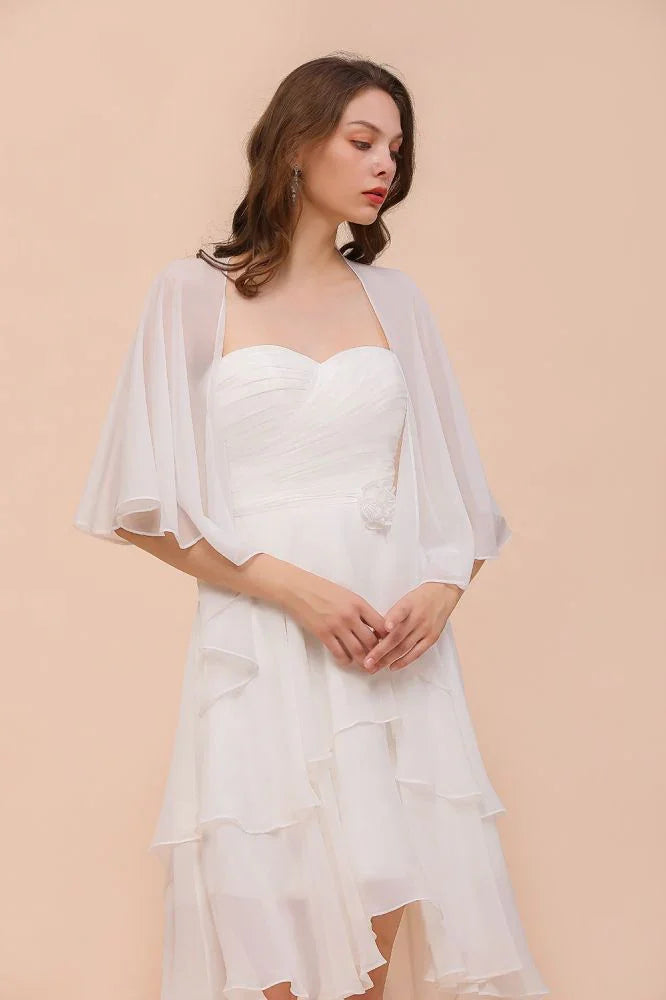 Vestido Branco de Dama de Honra Comprimento ao Joelho com Duas Camadas para Convidada de Casamento e Estolas