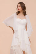 Vestido Branco de Dama de Honra Comprimento ao Joelho com Duas Camadas para Convidada de Casamento e Estolas