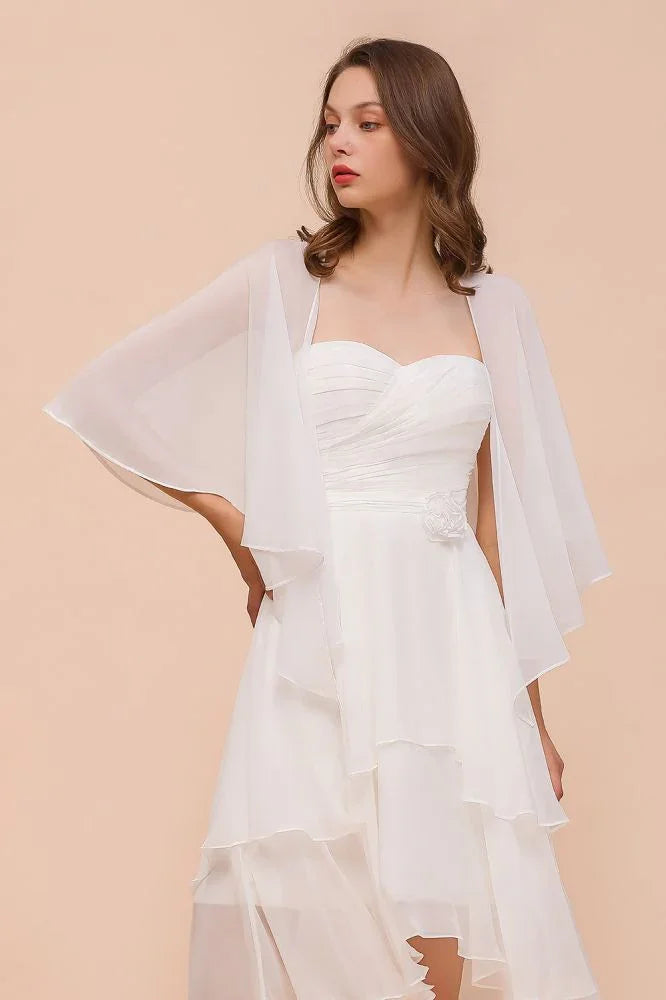 Vestido Branco de Dama de Honra Comprimento ao Joelho com Duas Camadas para Convidada de Casamento e Estolas