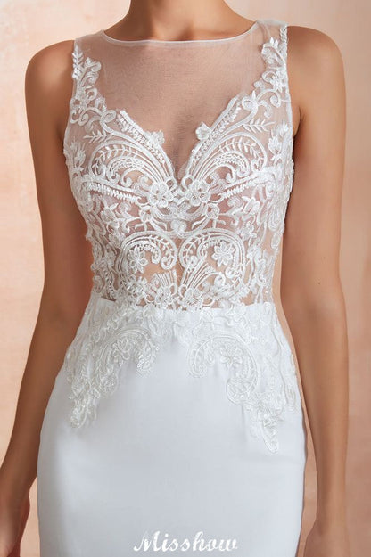 Vestido de novia blanco con escote ilusión y columna, sin mangas