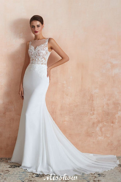 Vestido de novia blanco con escote ilusión y columna, sin mangas