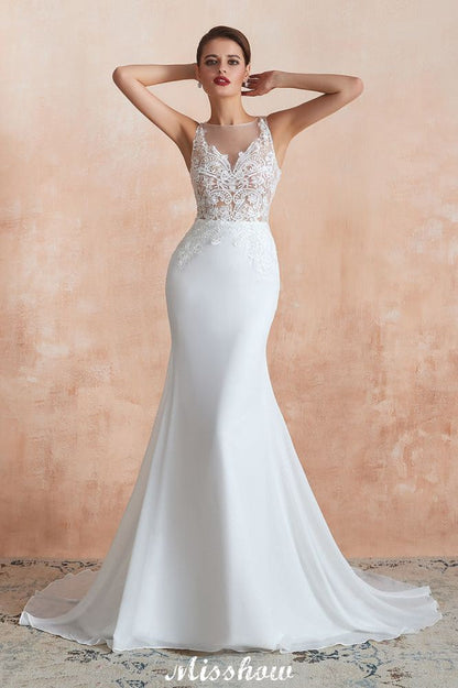 Vestido de novia blanco con escote ilusión y columna, sin mangas