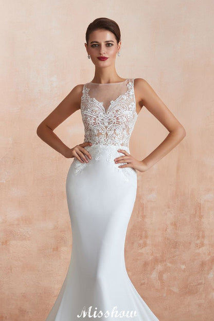 Vestido de novia blanco con escote ilusión y columna, sin mangas