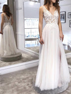 Abito da sera bianco lungo a linea ad A con scollo a V, schiena scoperta in tulle e pizzo, con spacco