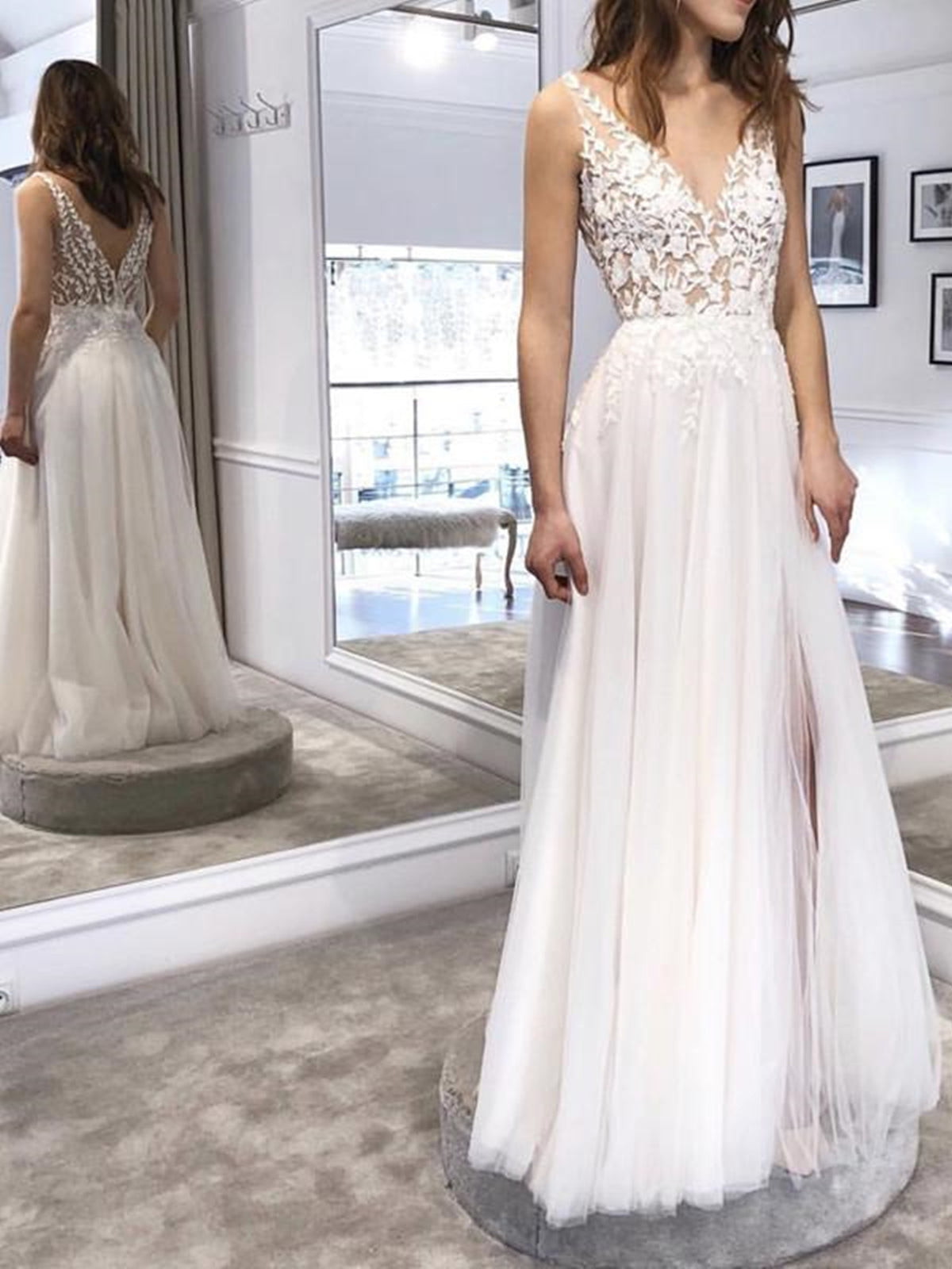 Abito da sera bianco lungo a linea ad A con scollo a V, schiena scoperta in tulle e pizzo, con spacco