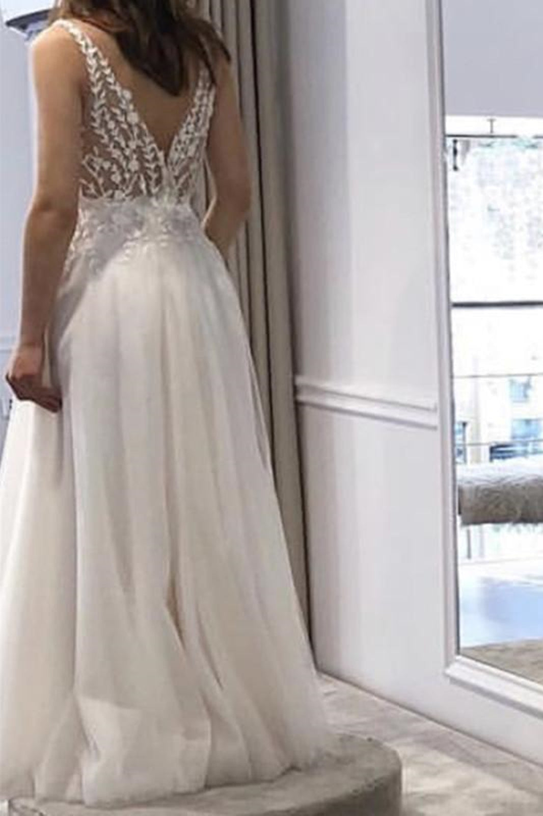 Abito da sera bianco lungo a linea ad A con scollo a V, schiena scoperta in tulle e pizzo, con spacco