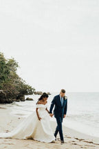 Robe de mariée blanche longue en satin, bustier décolleté épaules dénudées