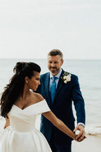 Robe de mariée blanche longue en satin, bustier décolleté épaules dénudées