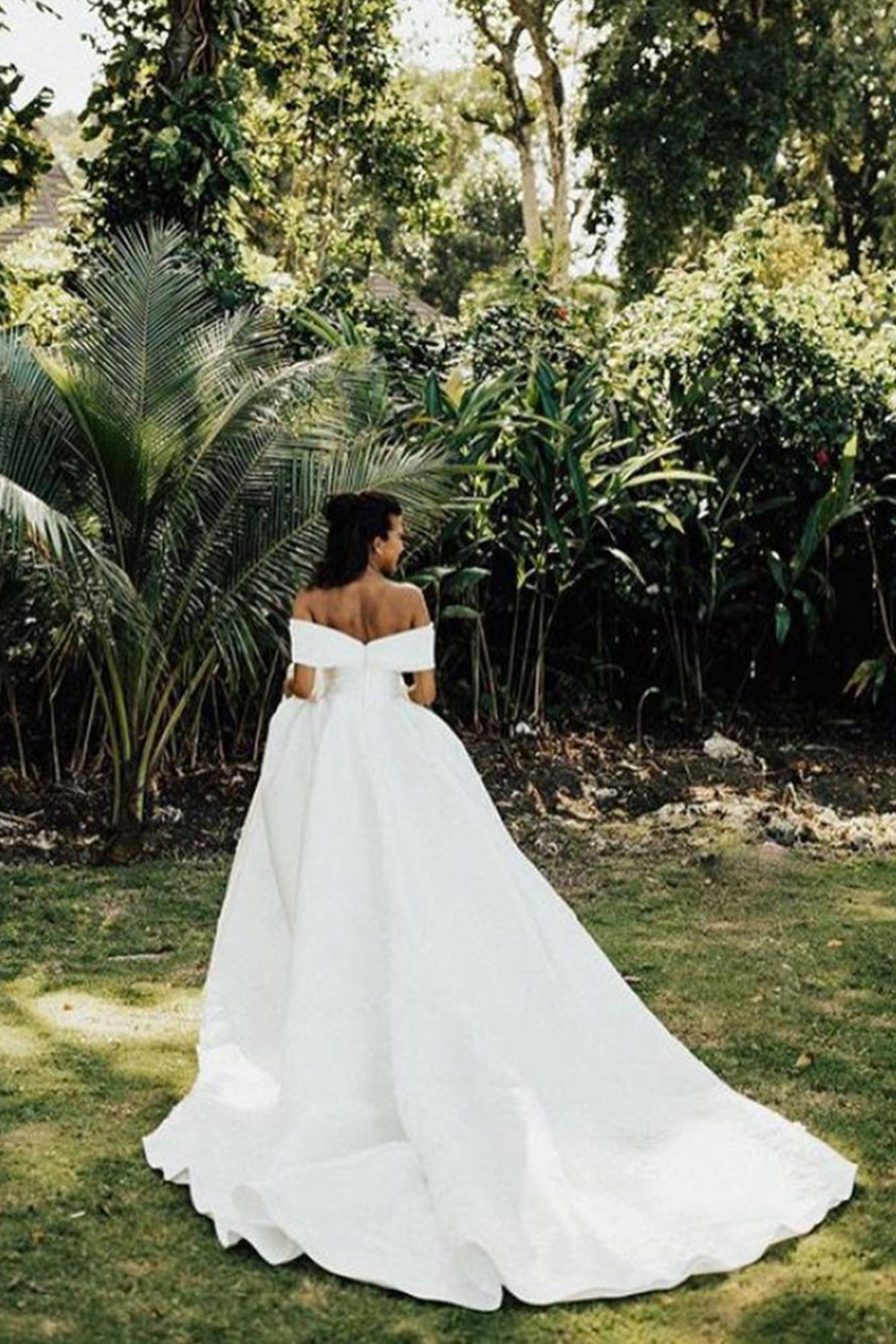 Weißes langes Ballkleid aus schulterfreiem Satin
