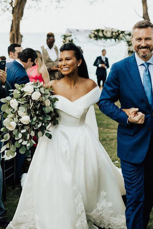 Weißes langes Ballkleid aus schulterfreiem Satin
