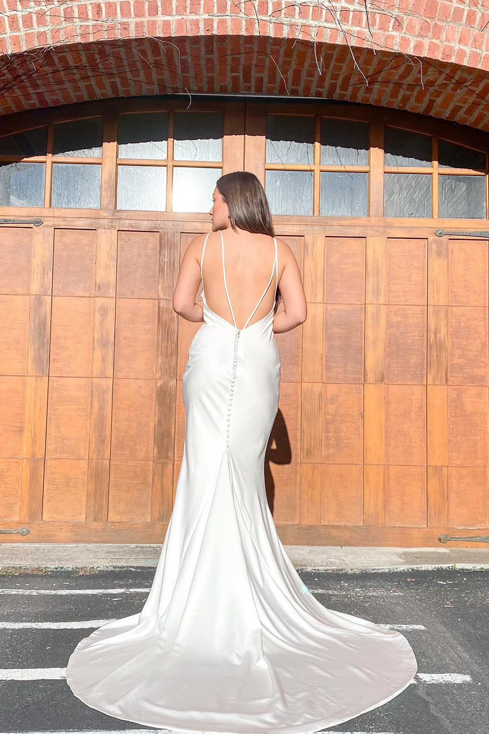 Vestido de noiva longo de cetim com alças finas e decote em coração e costas abertas