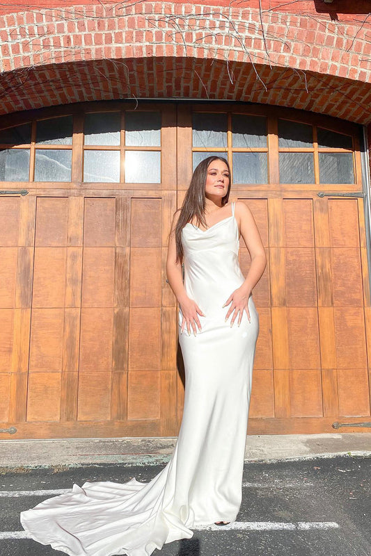 Vestido de noiva longo de cetim com alças finas e decote em coração e costas abertas