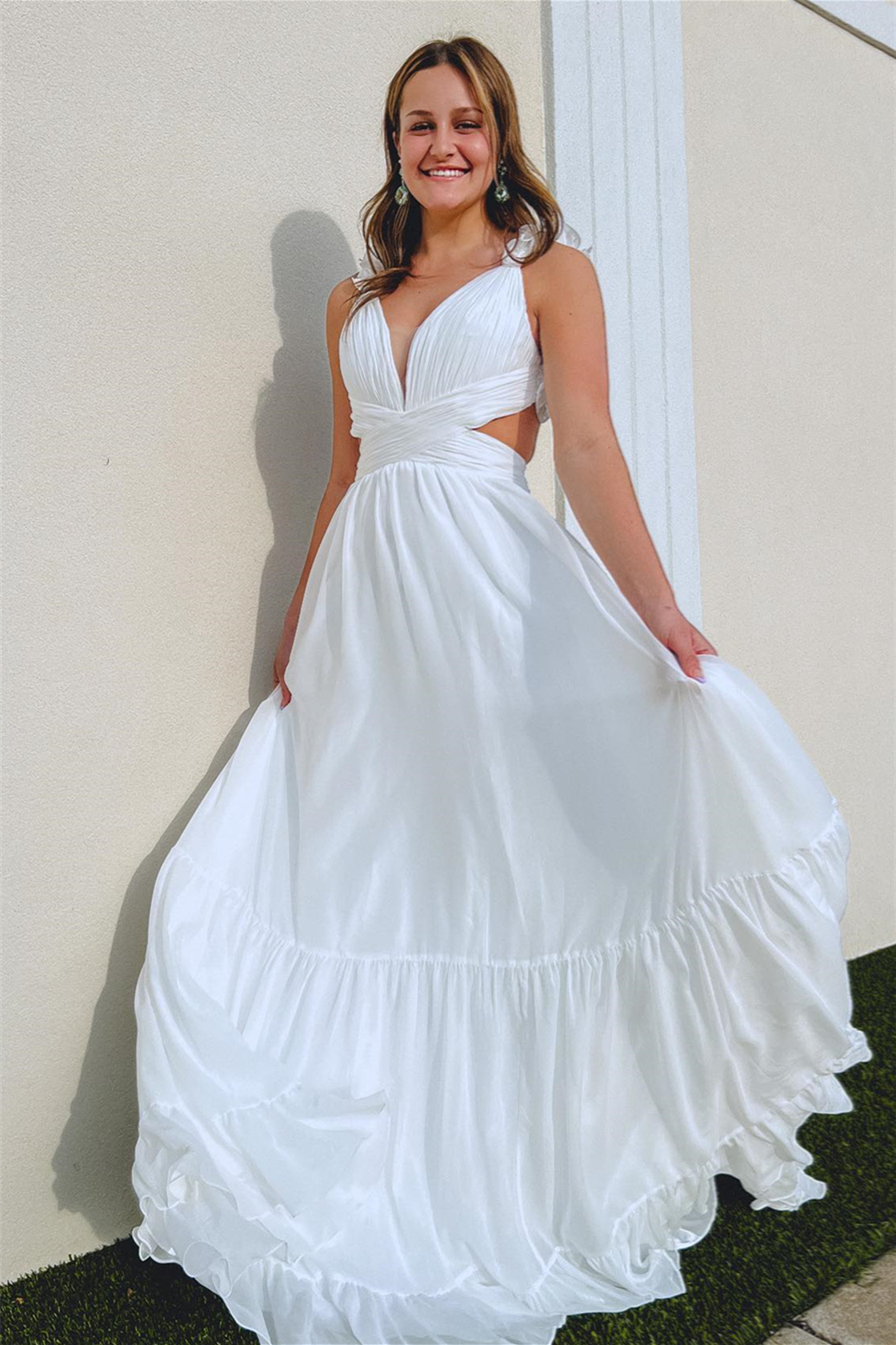 Vestido de fiesta largo plisado con escote en V profundo y tirantes con volantes