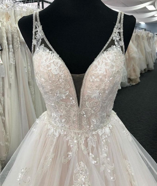 Weißes, langes Brautkleid aus Tüll mit V-Ausschnitt und offenem Rücken