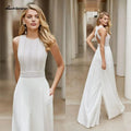 Tuta Bianca da Sposa Abiti da Sposa per Spiaggia Collo a O Lunghezza a Terra Abiti da Sposa Bohemien Completo Personalizzabile con Pizzo Vestito da Sera