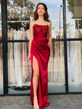 Yana | Vestido de fiesta burdeos sin tirantes de satén con corte sirena y apliques