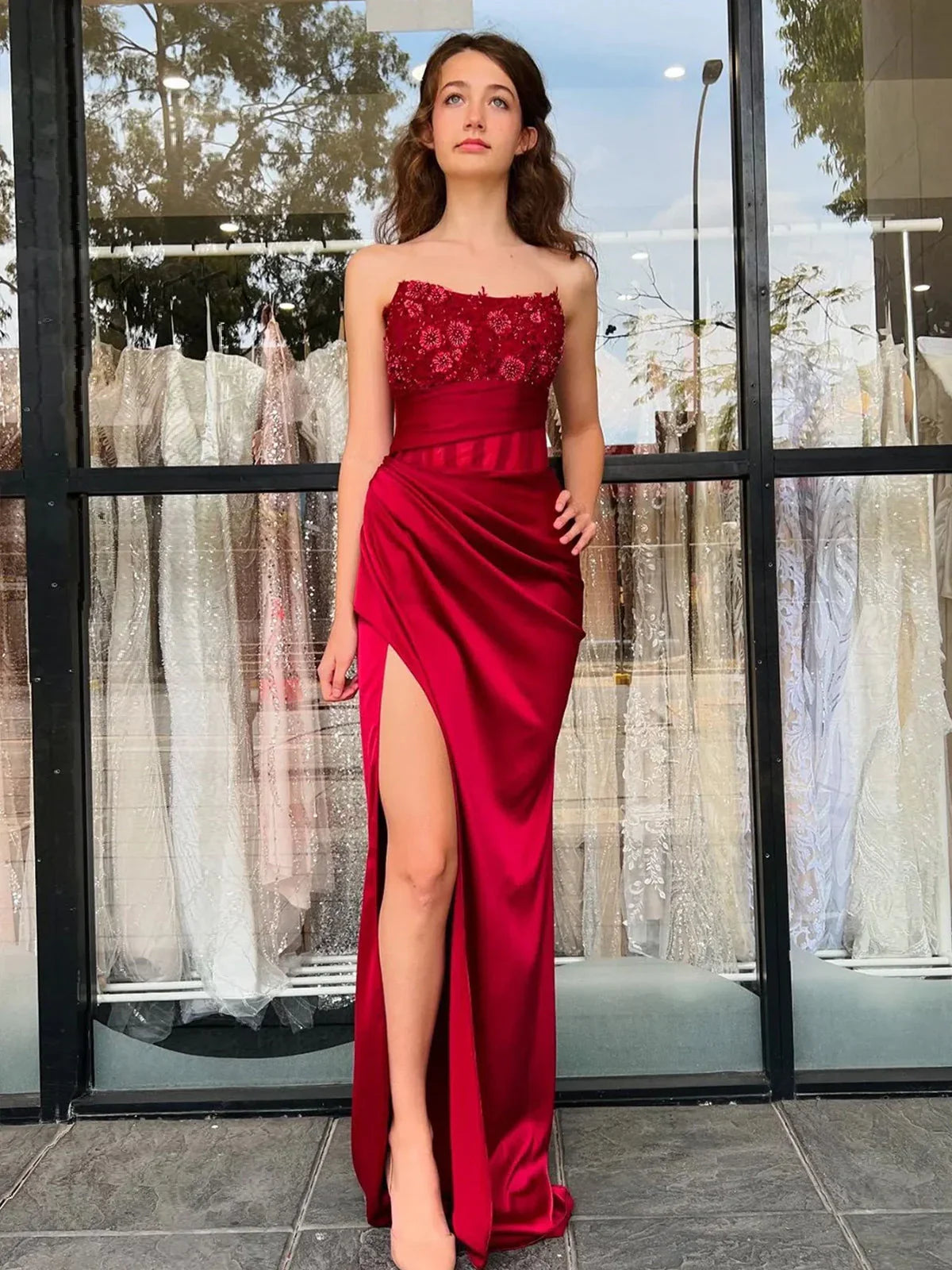 Yana | Vestido de fiesta burdeos sin tirantes de satén con corte sirena y apliques