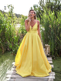 Gelbes A-Linie V-Ausschnitt Rückenfreies Satin Langes Abendkleid