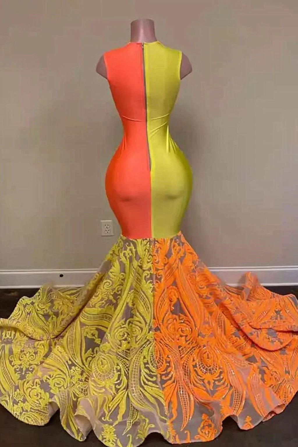 Gelbes und oranges Meerjungfrauen-Abendkleid aus Spitze lang im Angebot
