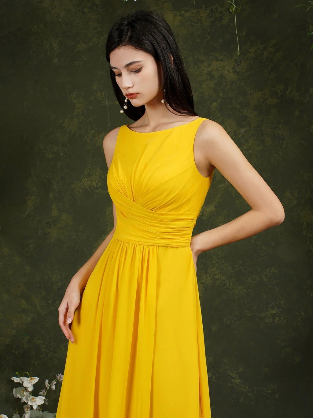 Abito da damigella giallo in chiffon con balze, linea a barca, spacco e lunghezza fino al pavimento, con tasche