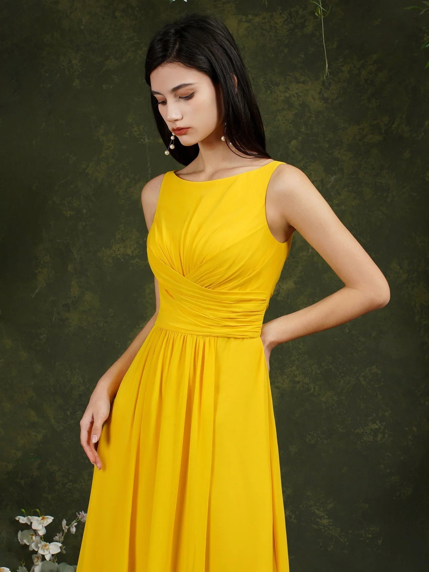 Abito da damigella giallo in chiffon con balze, linea a barca, spacco e lunghezza fino al pavimento, con tasche