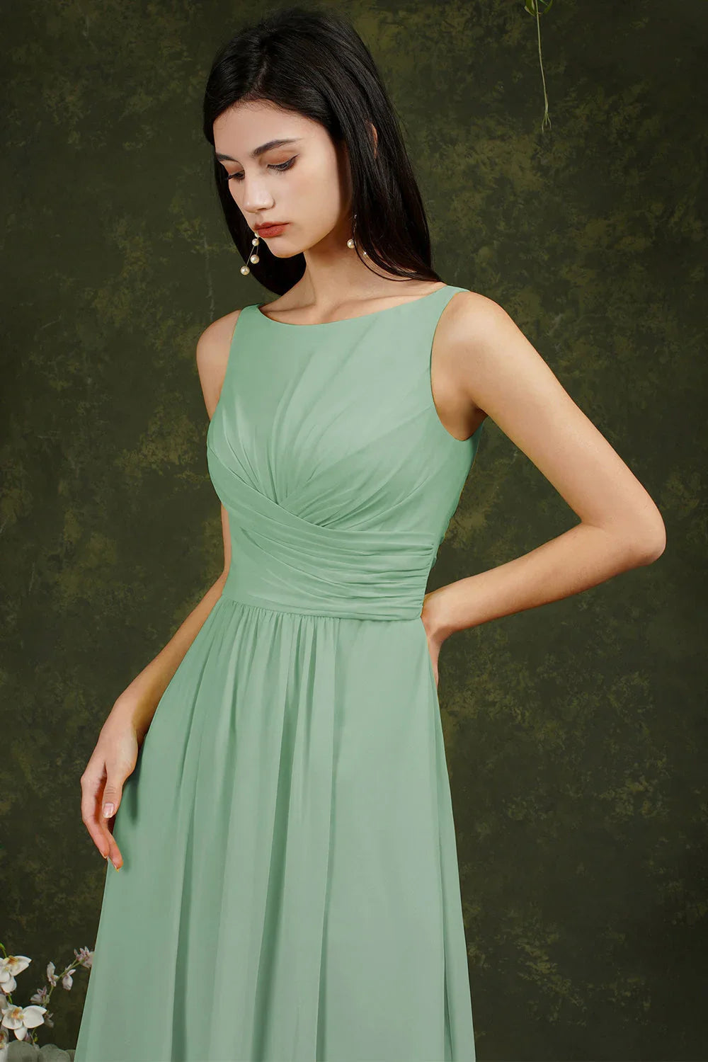 Abito da damigella giallo in chiffon con balze, linea a barca, spacco e lunghezza fino al pavimento, con tasche