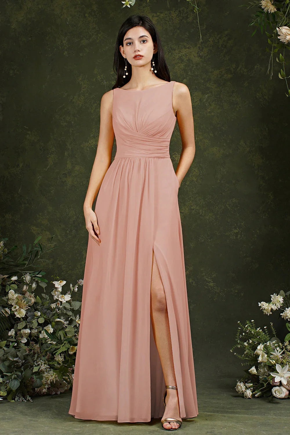 Abito da damigella giallo in chiffon con balze, linea a barca, spacco e lunghezza fino al pavimento, con tasche