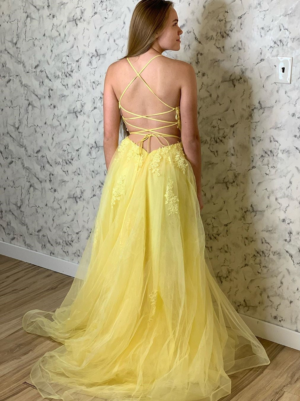 Vestidos de fiesta formales amarillos largos de tul con encaje y espalda abierta