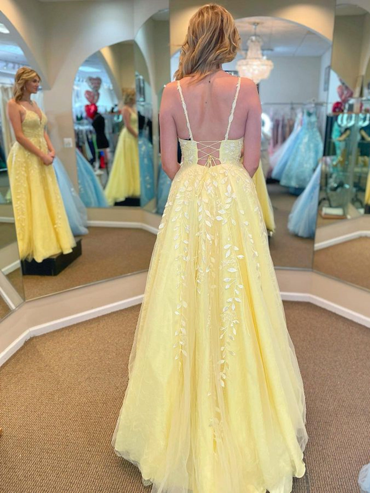 Abito da cerimonia giallo lungo a linea ad A con scollo a V, pizzo, tulle e schiena scoperta con applicazioni