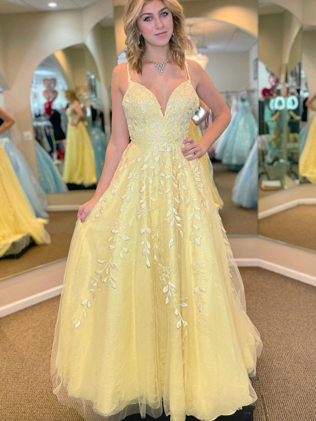 Abito da cerimonia giallo lungo a linea ad A con scollo a V, pizzo, tulle e schiena scoperta con applicazioni